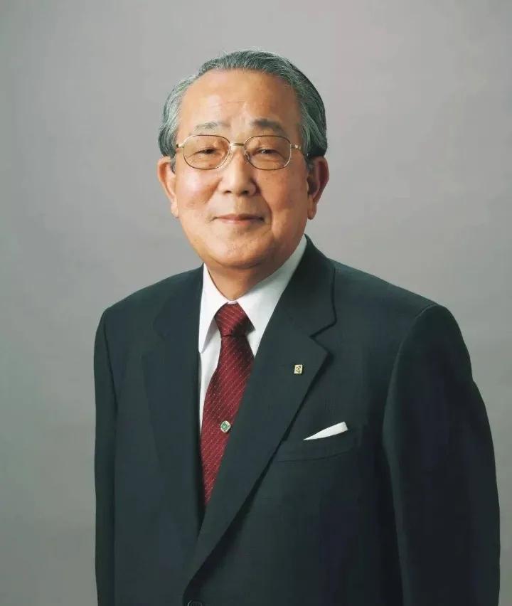 稻盛和夫说：
“总有一天你会明白，
自己爱自己，强过很多人爱你，
不要从别人身上