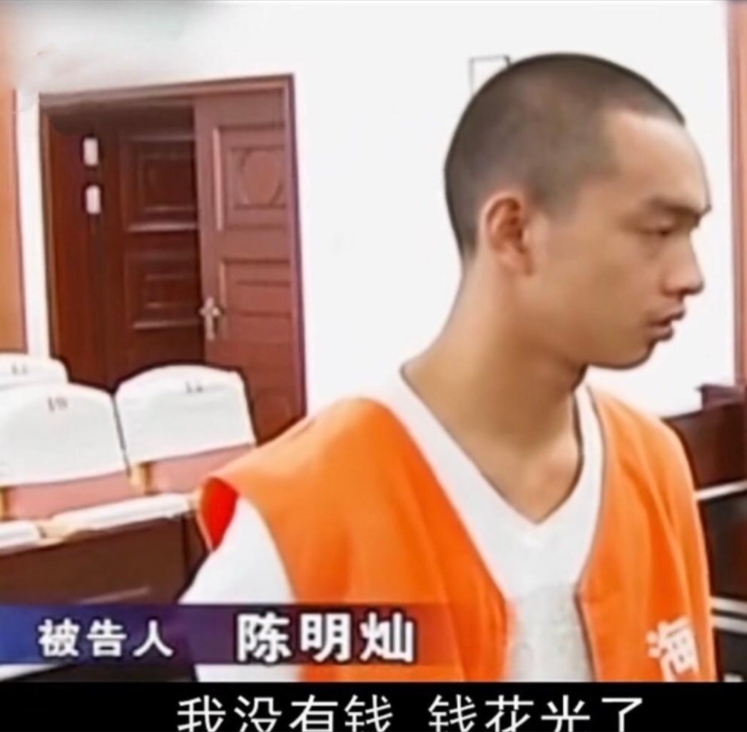 浙江海宁，21岁农民工手持菜刀闯进银行，被捕入狱后收到了110万的捐款，当地老百
