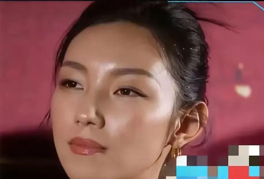 那尔那茜
请低下你那高昂的头。
在荧幕上的那尔那茜总是一副下巴抬起、眼高于顶的样