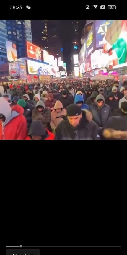 恐怖，黑人穆斯林占领纽约时代广场，集体祈祷感谢珍珠让它们赢得纽约市长选举
看着这
