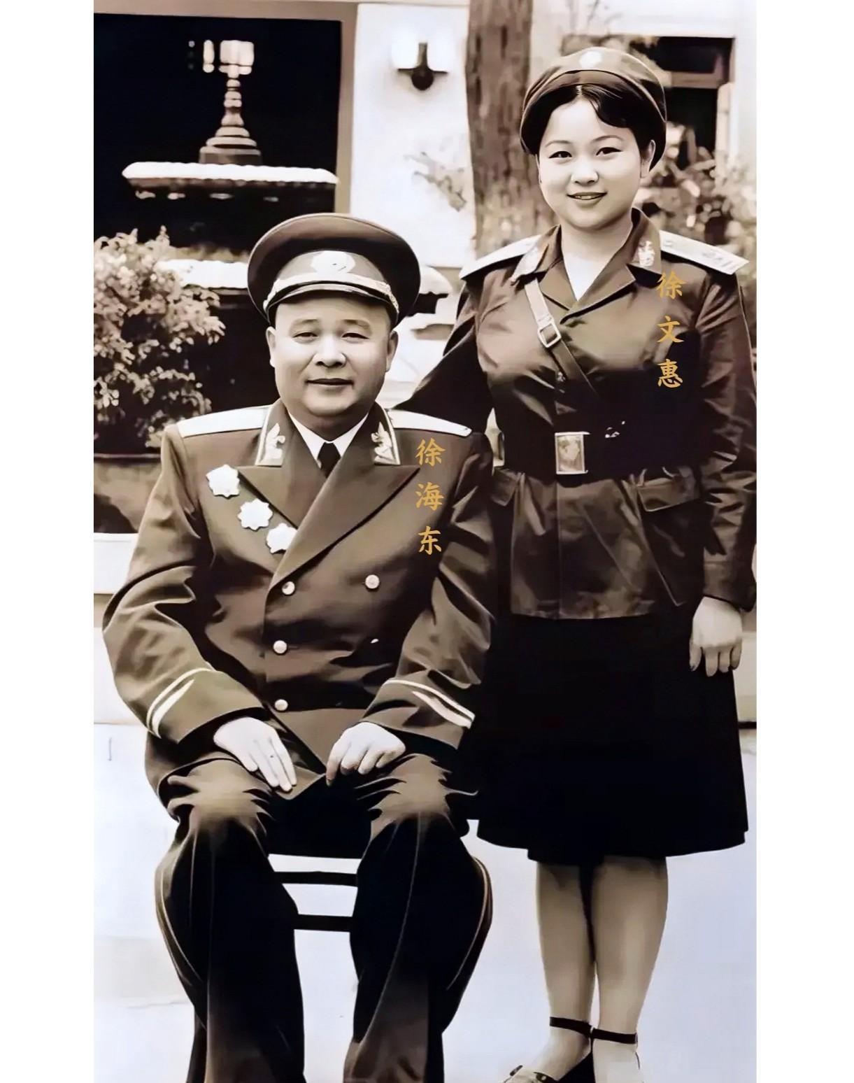 1961年，广州，徐海东大将与女儿徐文惠的合影老照片。父亲慈眉善目，和蔼可亲，女