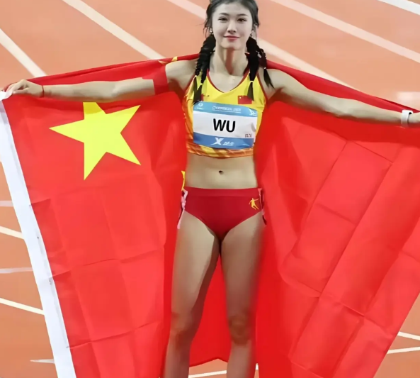 不知道，大家发现没？

吴燕妮有个缺点，
就是她虽然脸好看，但她的身材是典型的“