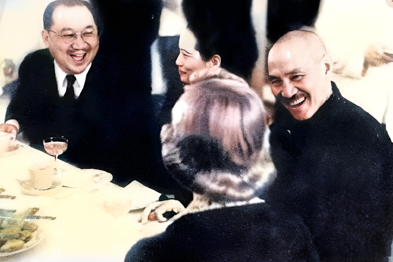 1940年代，蒋中正在餐桌上与一名外国女子谈笑风生。在他身旁坐着的是他的二姐与大