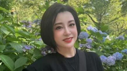 网传75岁刘晓庆在北京逝世！刘晓庆在美国被逗笑，晒美照辟谣