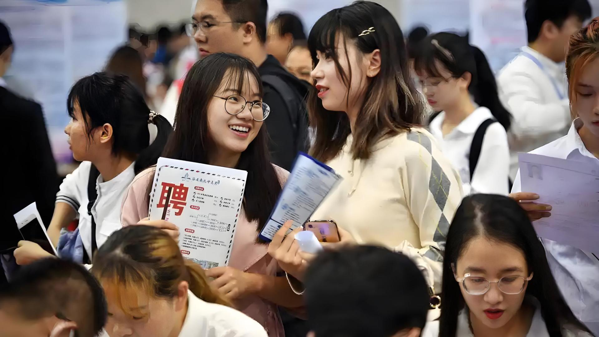 毕业选择更趋多元，部分年轻人选择“慢就业”或“全职儿女”引热议