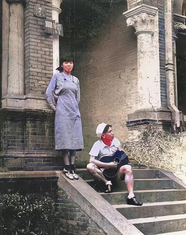 1937年上海，26岁的萧红与30岁的萧军留下这张前卫合影。
彼时萧红已在鲁迅提