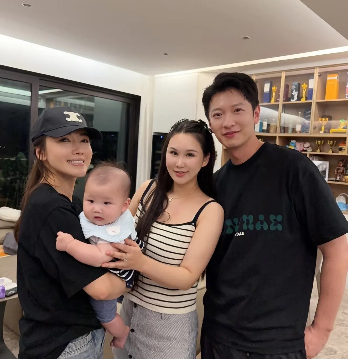 香港先生高钧贤与内地素人结婚。因其妻子家境不错，30岁且二婚，网友对此颇有微词。