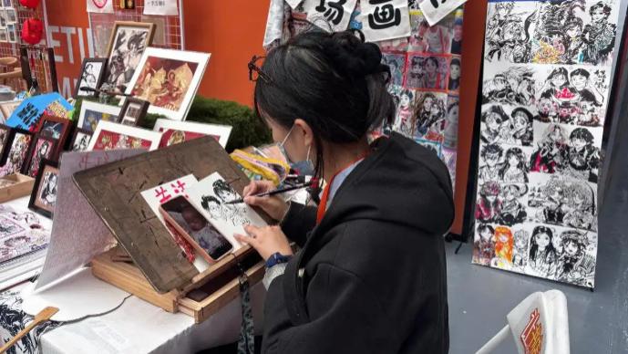 武汉00后摊主爆火：当二次元撞上水墨丹青，手绘摊变身文化打卡地