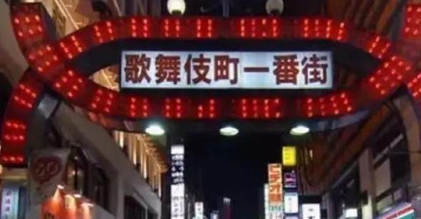 1997年，日本公寓发现一名女性离奇遇害，体内残留百名男性精液，在查明身份后，众