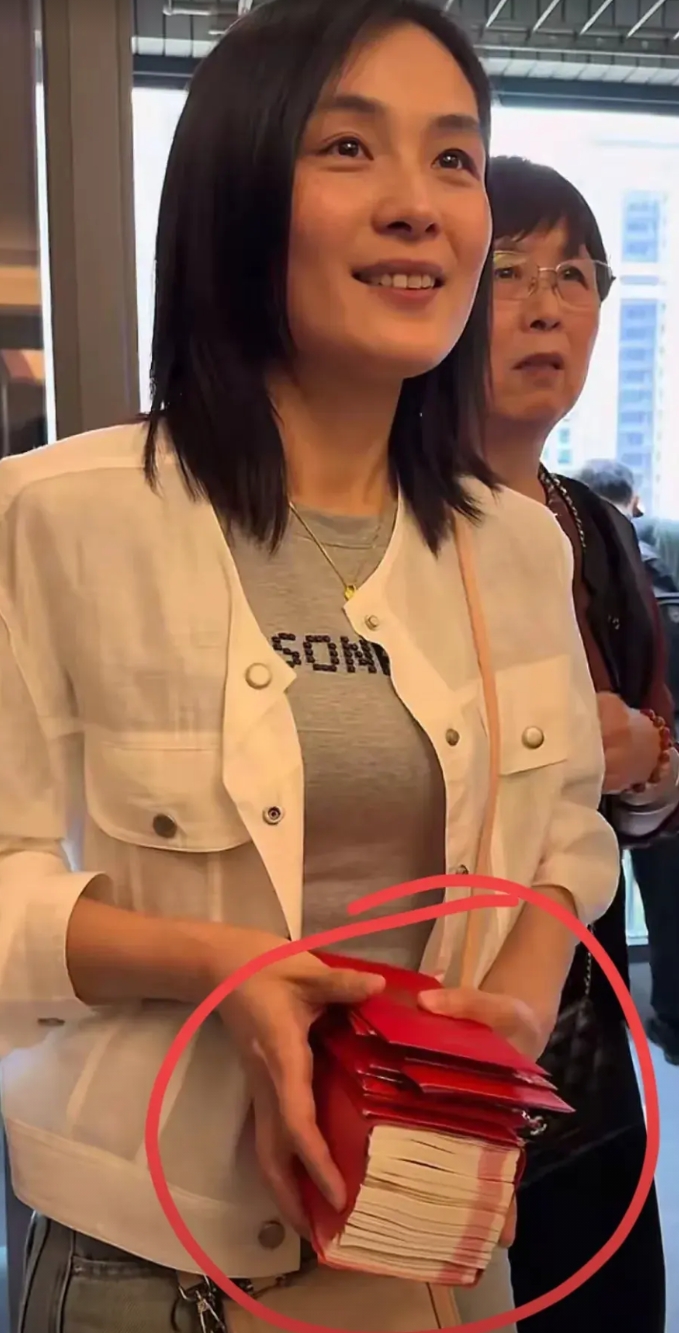 瑾汐认亲成功。最难过的是谢浩男

没有对比，就没有伤害，看看瑾汐回家后的待遇，谢