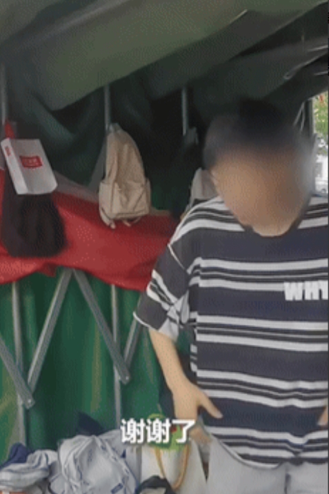 6月9日，河南南阳，一位考生因衣服带金属扣无法过安检，急得团团转，关键时刻，一位