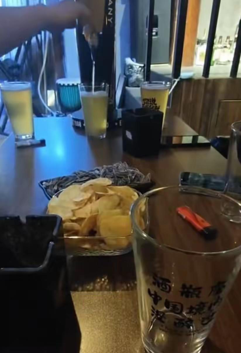 云南丽江，男子一行4人在民宿老板的推荐下，来到一家酒吧，点了四扎3L的精酿，哪成