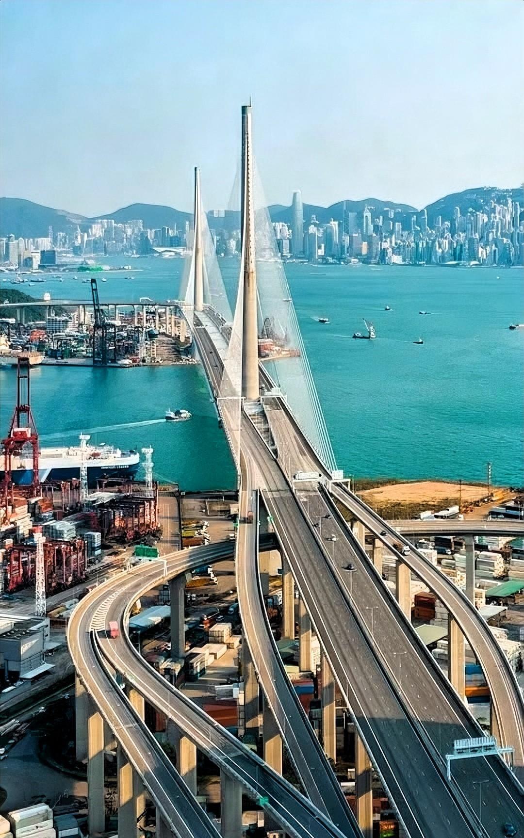 这里是香港的昂船洲大桥。