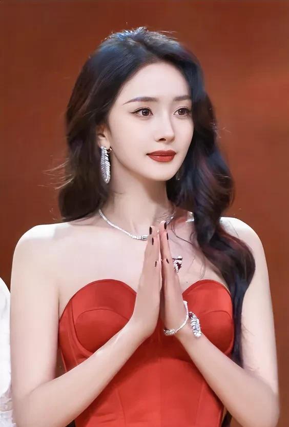 杨幂火了这么多年，为什么没有拿过一次业内认可的影后或视后奖项？
了解杨幂背后的故