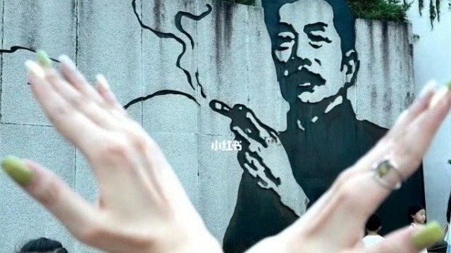 闹大了！2次投诉鲁迅夹烟墙画游客被扒，“孔雀开屏她看腚”的原因找到了