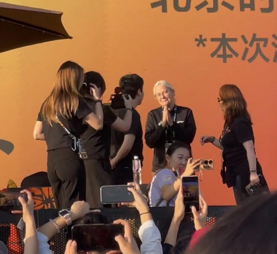 甜甜的球员见面会，索林女士也到达了现场！！[祝福]
索林女士和甜甜两个人握手，开