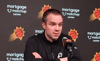 NBA常规赛，太阳121-98战胜鹈鹕。赛后，太阳主帅乔丹-奥特谈到了科林-吉莱