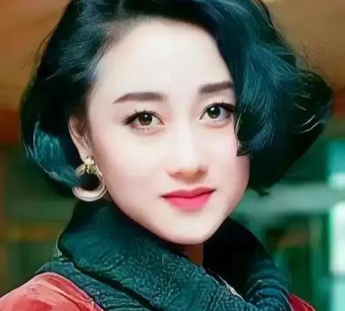 利智一生传奇，情路波折。早年遭初恋、家族变故等“抛弃”之痛，后与何鸿燊传绯闻，被