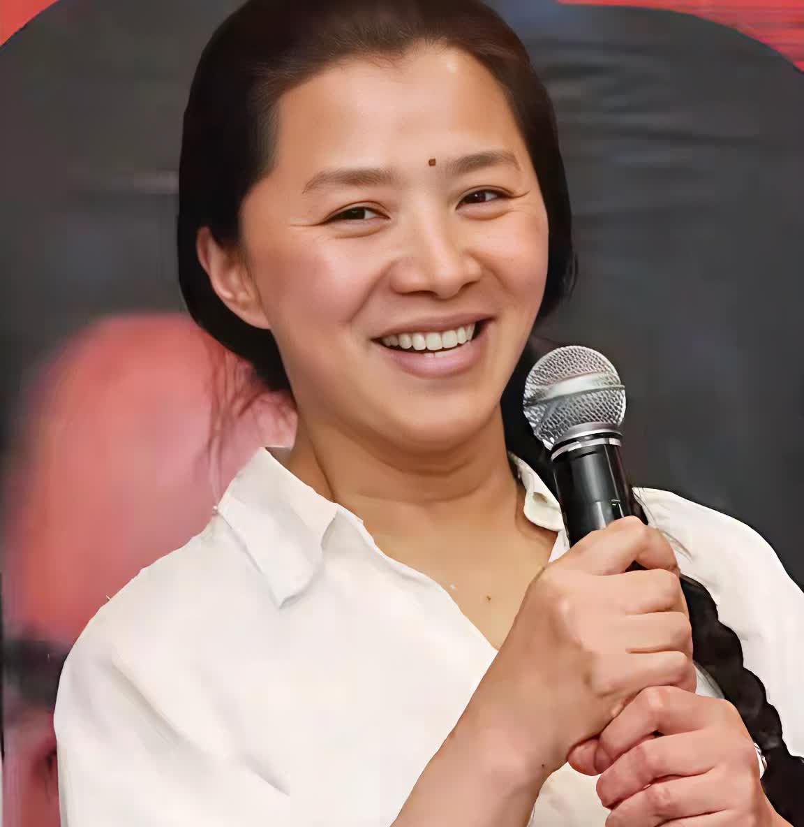演员迟蓬的家庭关系主要如下：

丈夫：智磊，毕业于北京电影学院，与张艺谋、顾
