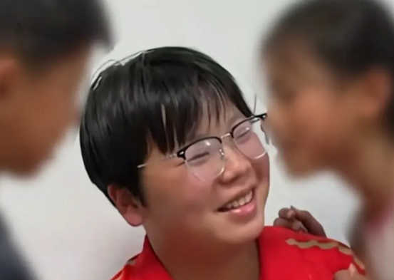 江苏一位年仅二十岁的女孩子，在父亲去世母亲离家后，她以送外卖挣钱养家的方式养育三