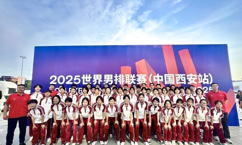 #文旅西安# 【别开生面的“体育课”！古城学子排球赛场感受体育精神】6月11日下