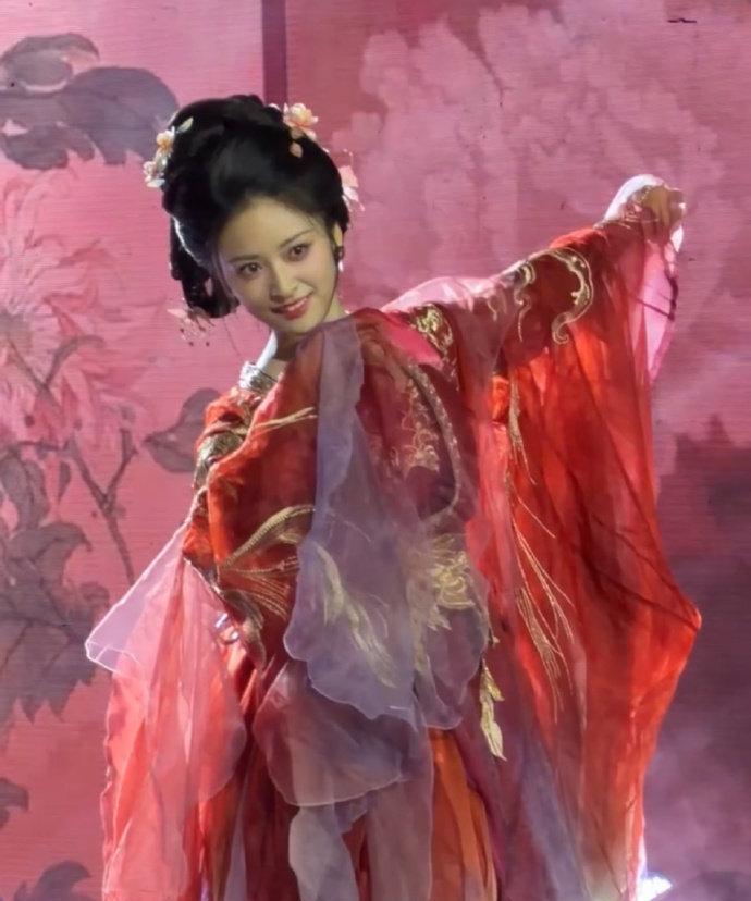 #沈月古装吊威亚##沈月古装跳舞#
当沈月身着古装翩然吊威亚起舞的画面出现在大众