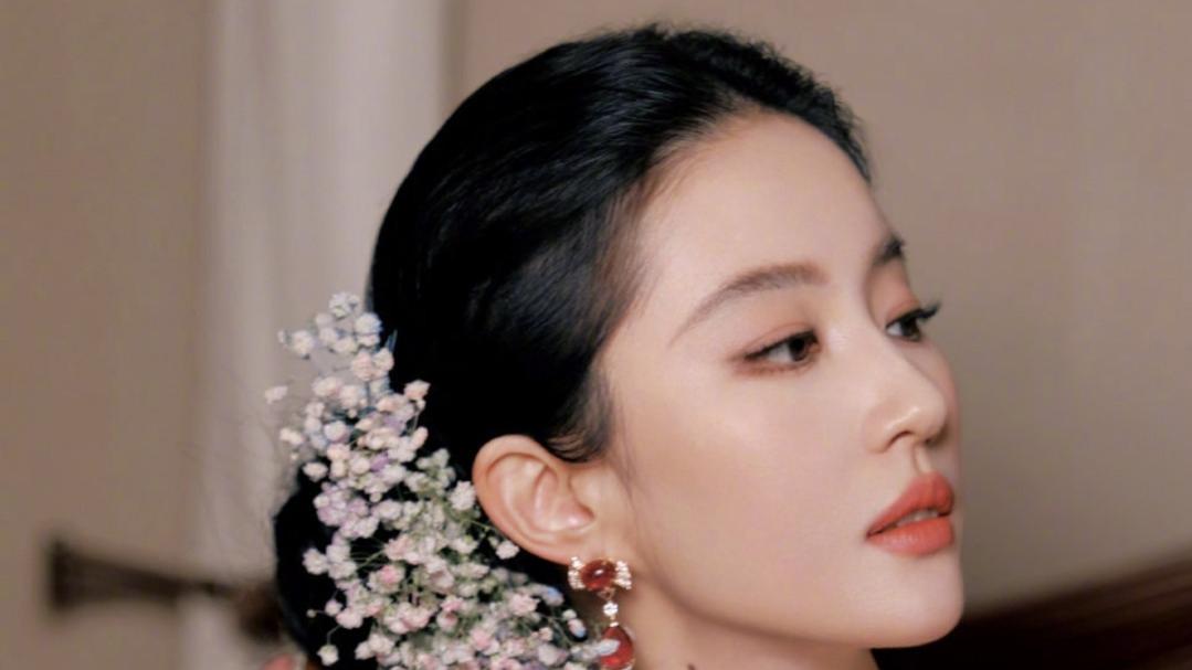 刘亦菲下颌线：从“仙气”到“女王”的颜值密码