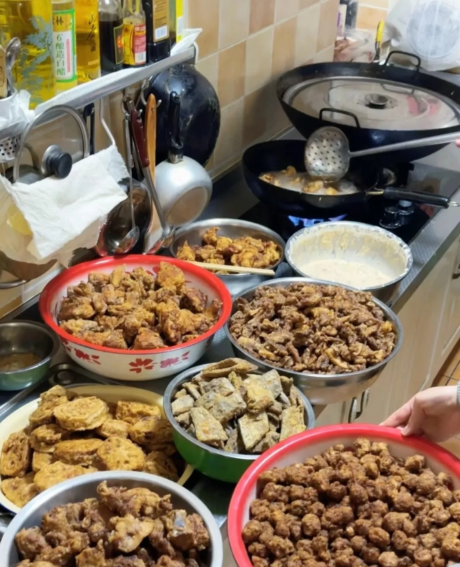 婆婆又炸了好几盆年货。我每年都跟她说，别一次性炸这么多，两三天吃不完，放久了就不