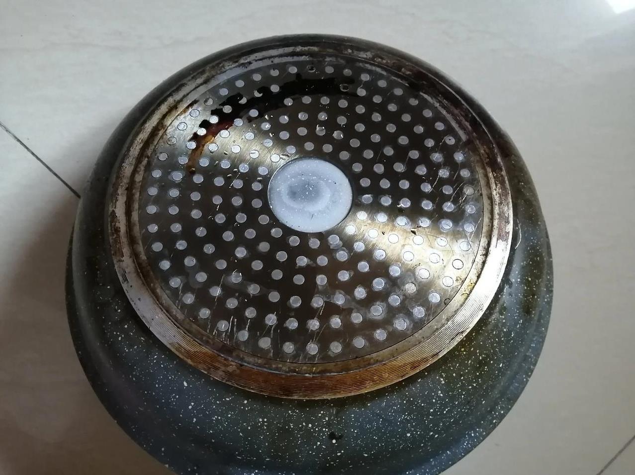 有知道这锅底怎么清洗才能干净吗？
新买的不粘锅用了不到2个月就变成这样了，锅底和