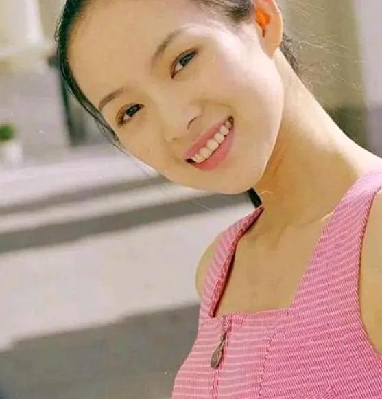 章子怡剪短发了，发现很适合她。变得非常干练的样子。也比以前长头发时好看了。
年轻