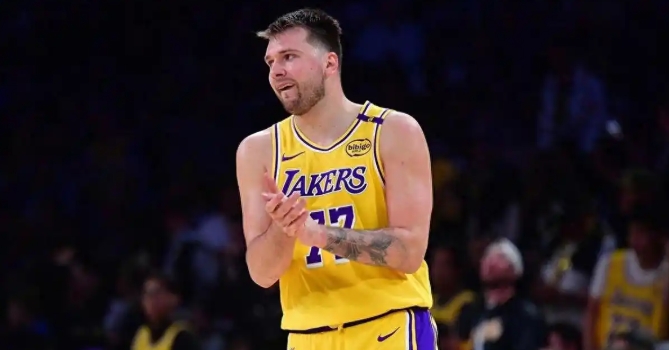 NBA官方晒出湖人球员卢卡-东契奇休赛期个人训练的画面，并配文：
“确实瘦了。”