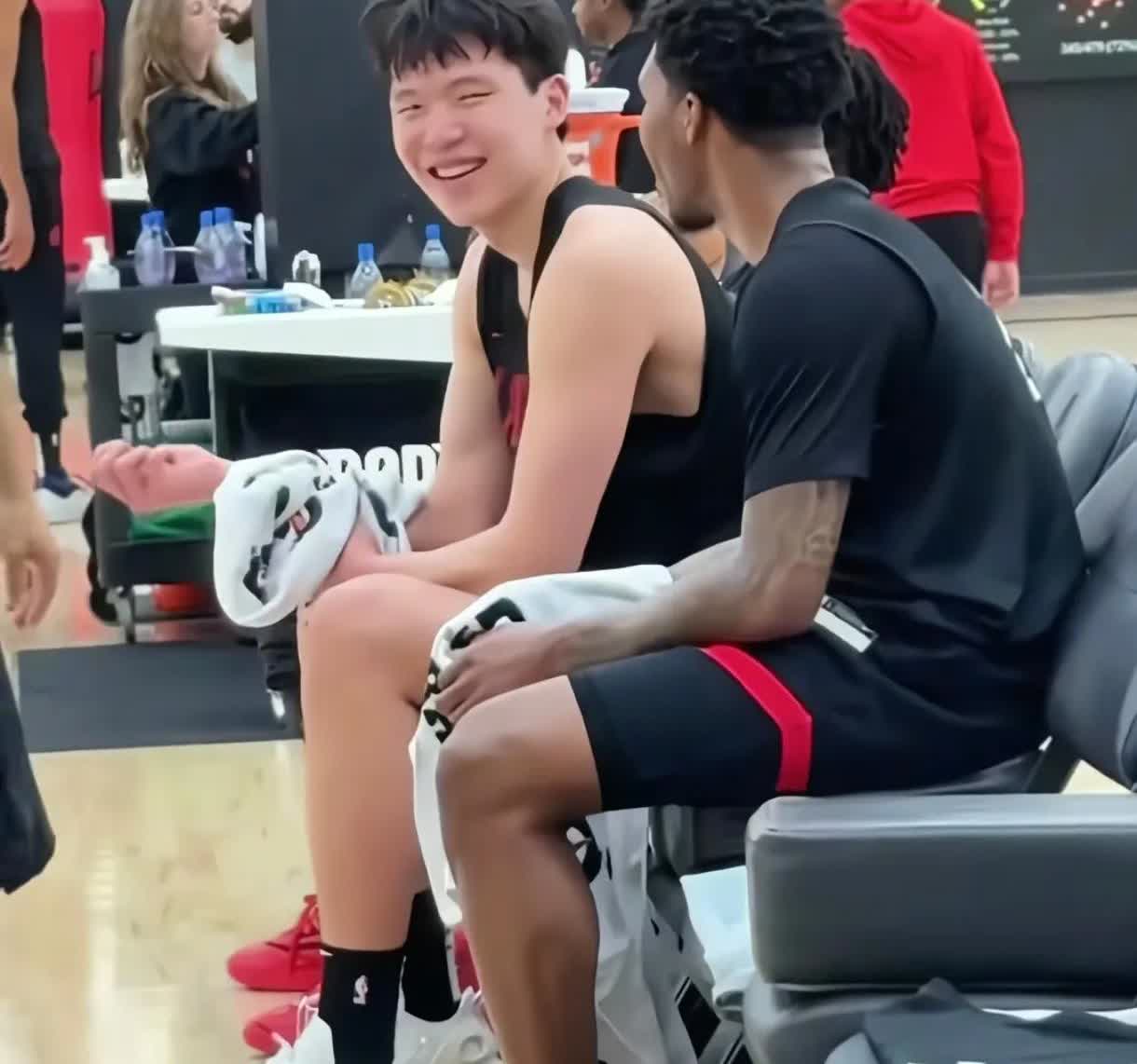 开拓者大胜火箭，赛后对手这样评价杨翰森！

“很难想象他是今年的新秀，他的表
