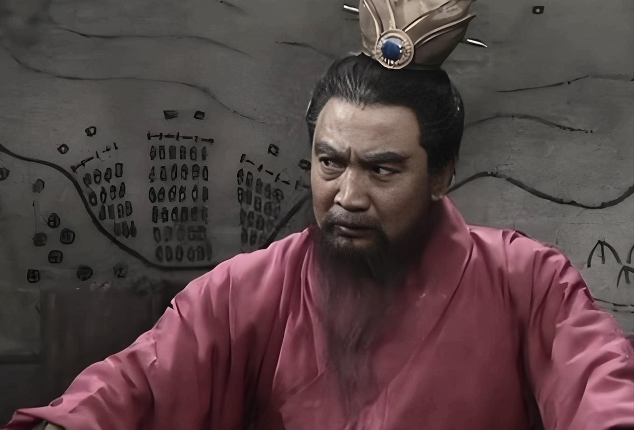 205年，曹操因高干反叛之事想处死其堂弟高柔。可当他夜巡官署 ，看到高柔抱着一堆