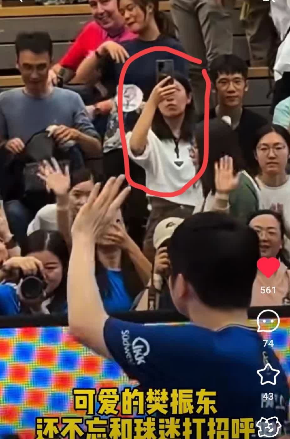 樊振东场中劣势的时候我没哭；

一切尘埃落定，输球的时候我没哭；

但是
