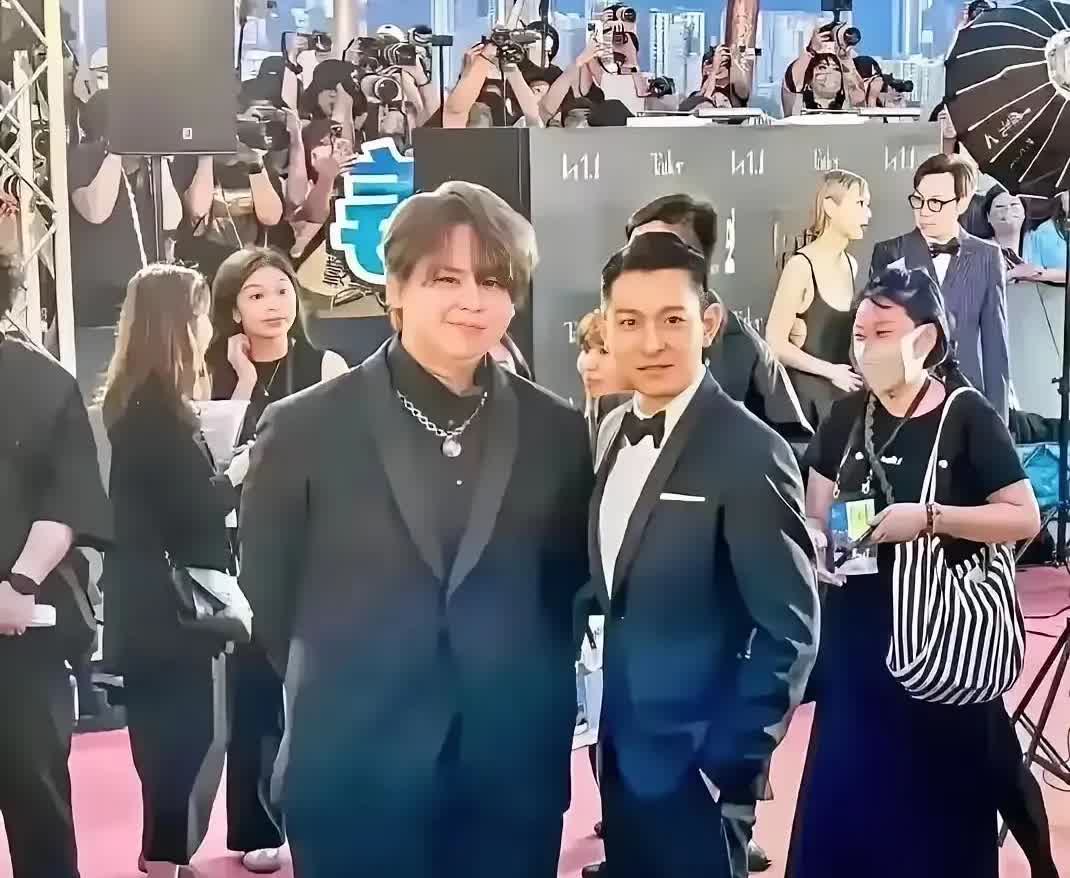 香港顶流姜涛，刘德华看到都要去拍张合影，姜涛是香港的顶流明星，现在的香港娱乐圈天