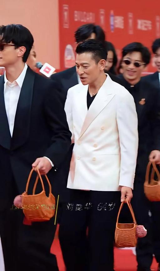 刘德华还是这么帅气！
他63岁状态无敌，很绅士，自律让他魅力不减。不愧是男神！