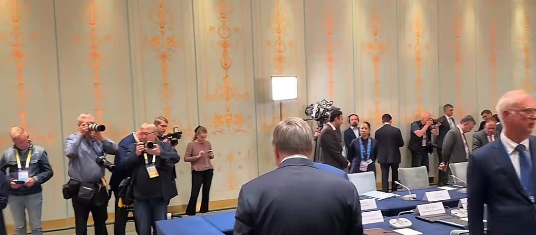今天，普京与莫迪举行了会谈。
会谈开始前，俄罗斯代表率先进入会场，静候两国元首