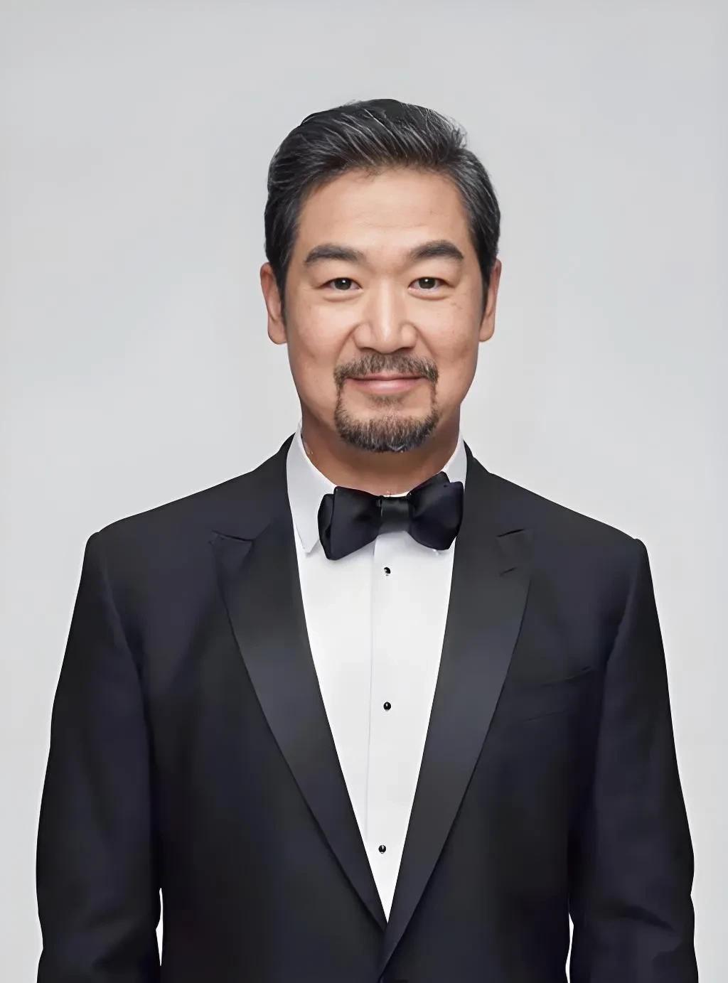 张国立说：我跟儿子张默之间就是传统的父子关系，所以张默小时候不听话，我会打他，因