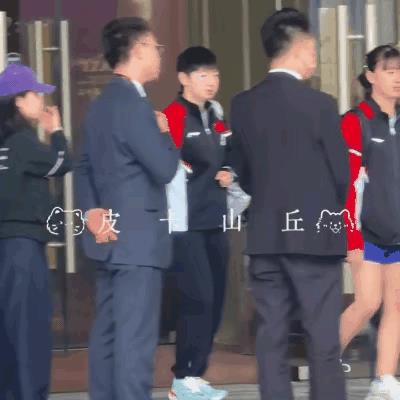 孙颖莎、王楚钦澳门首训从酒店出发，俩人待遇还真不一样！
咱世一姐孙颖莎，直接坐阿