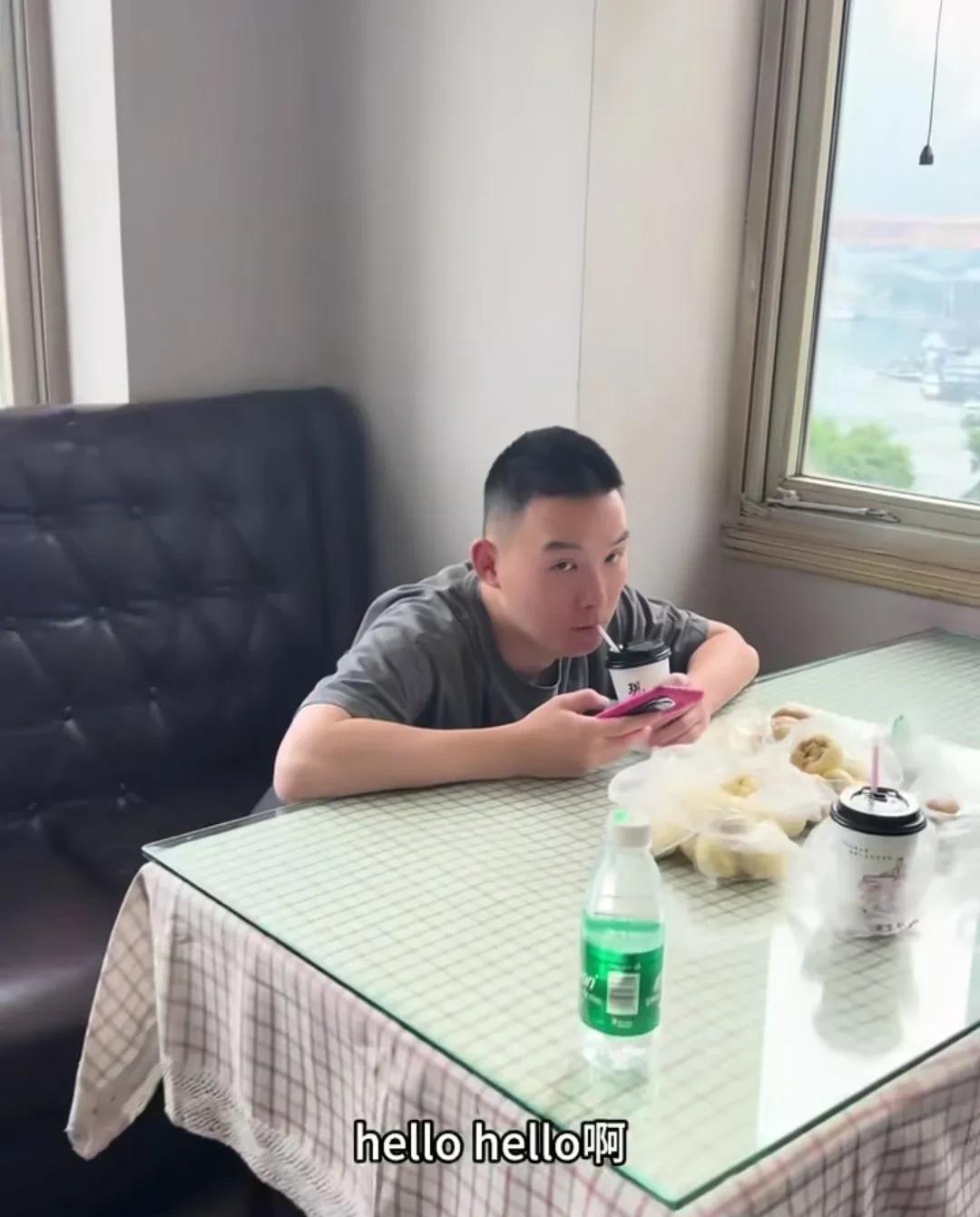 新鲜的谢浩男出炉了！他和妈妈已经汇合，现在谜底揭晓，他们真的是去了重庆！


