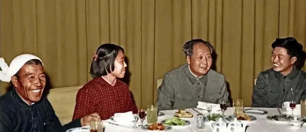 1964年，毛主席宴请农村劳模，他毫无架子，大家无拘无束。
毛主席和农民之间，有