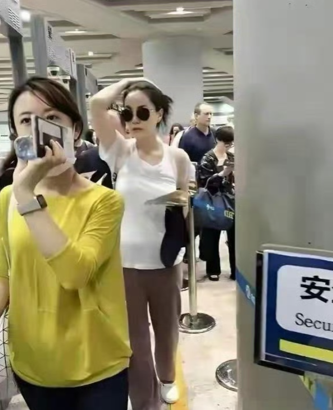 王菲在机场被偶遇抓拍，状态好到堪称“无敌”！这般松弛又亮眼的模样，也难怪谢霆锋会
