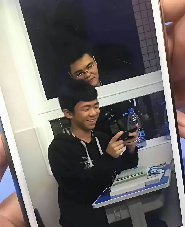 这位同学，抬头看看吧，天都黑了
