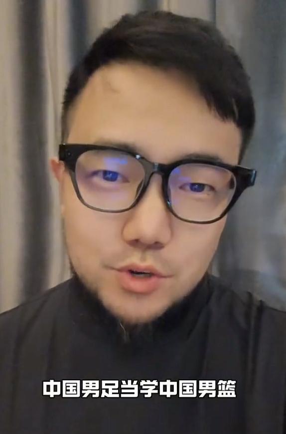 媒体人潘伟力表示，中国男足应该向中国男篮学习。在过去的十年，不管是中国男篮还是中