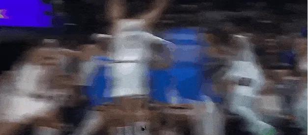 复制巴特勒——莫兰特也被多尔特干伤了！
图1-3：跟昨天巴特勒那球一模一样，都是