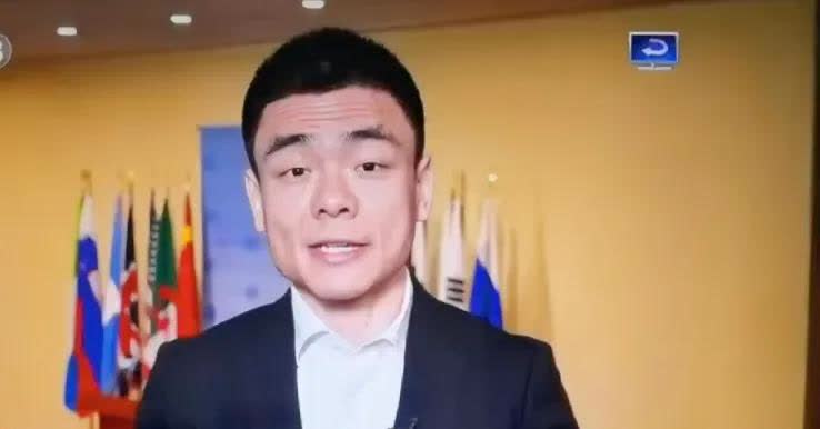 今晚，🐑视13:国际时讯，报道了周深在联he国再次接受徐记者采访的内容，关于文