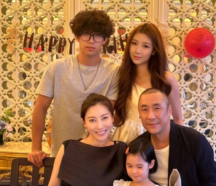 章子怡嫂子晒照为大女儿“月亮”庆生，一家五口都是高颜值啊！

今天，是“月亮”生