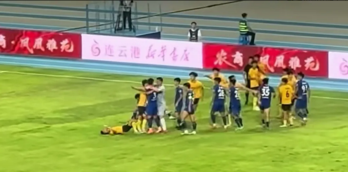 苏超泰州3:2战胜连云港！

中间发生一次摩擦，起因是泰州球员铲球动作过大，导致