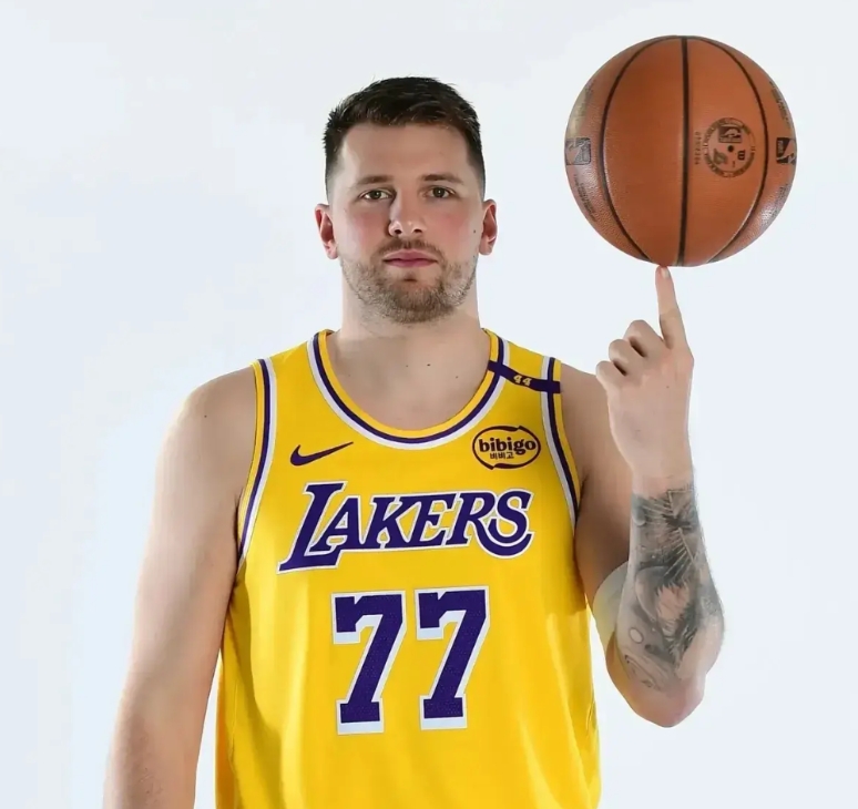 东契奇退役后，谁能扛起NBA门面大旗？这四人已露出獠牙 
 
当25岁的东契奇还