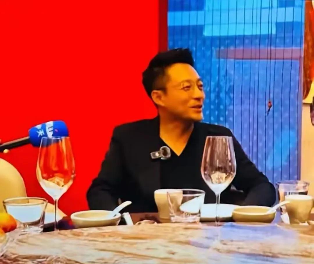 扎心真相！你永远成不了“小菲哥”，差的不只是钱！
别羡慕小菲哥了，我们普通人，永
